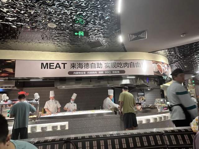 工人挤爆汤泉馆OG真人团建打(图2)