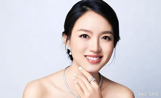 怀孕6个月上春晚站C位真人生赢家OG网站艳压奚梦瑶拒嫁30亿豪门(图11)